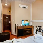 Hotel Renegade 2*