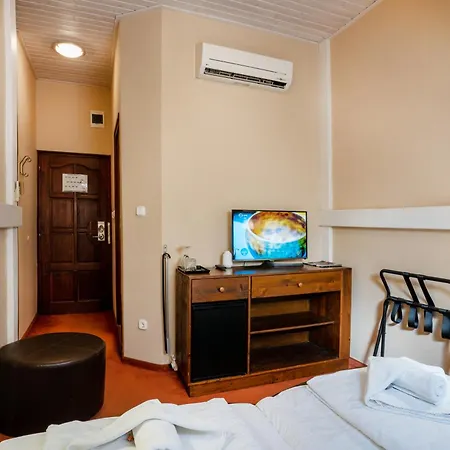 Hotel Renegade 2*